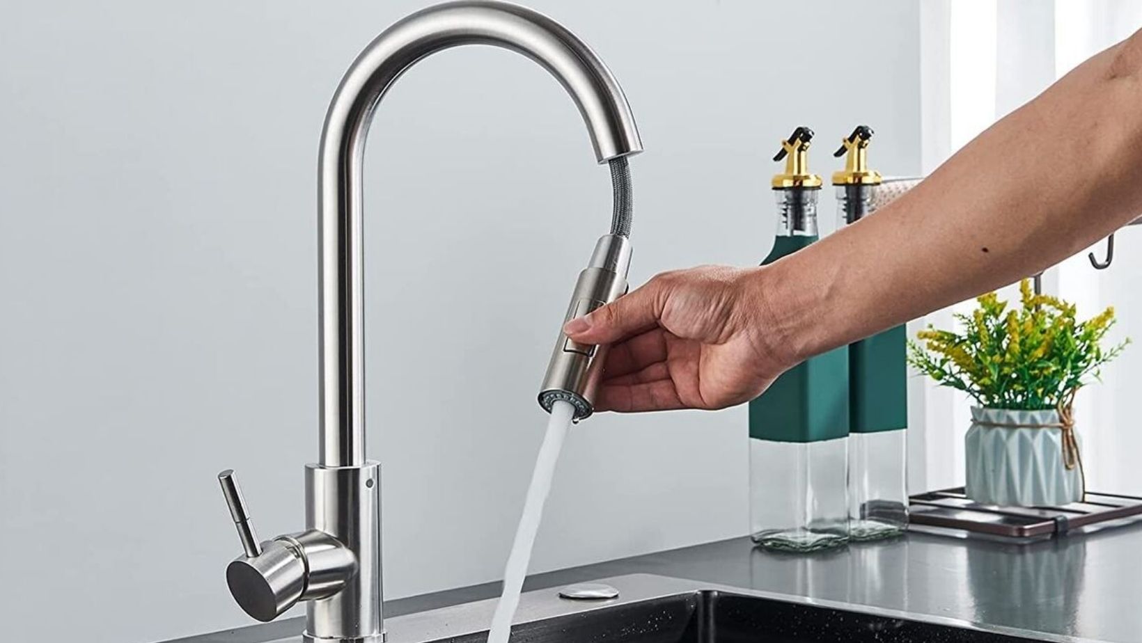 Pros and Cons of Kitchen Faucets With Pull-Out Sprayer