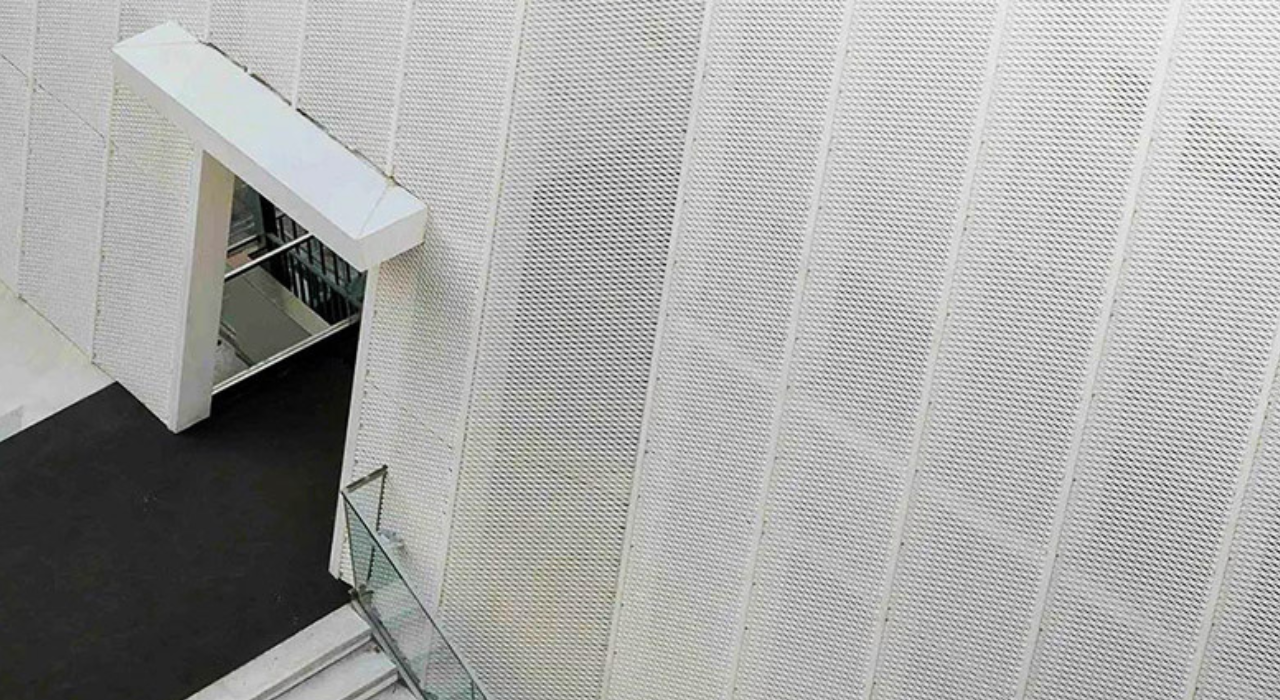 What Are the Performance Benefits of Expanded Metal Mesh Facades?